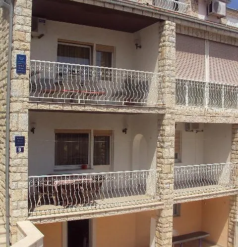 Apartment Tomislav شقة *